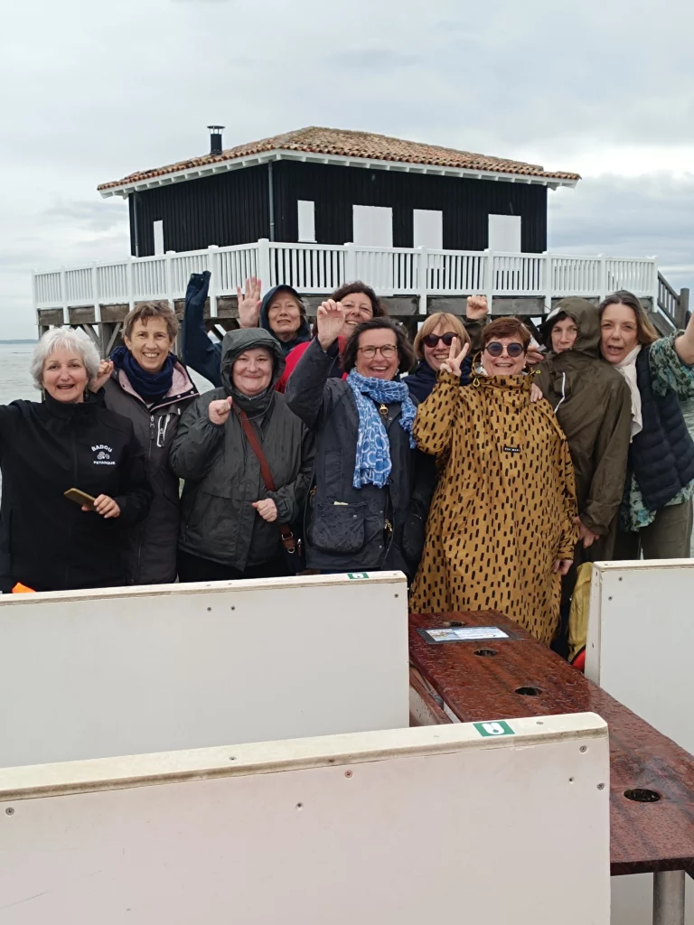 Groupe sur bateau devant cabane tchanquée - Arca Ferret balade en bateau - Bassin d'Arcachon