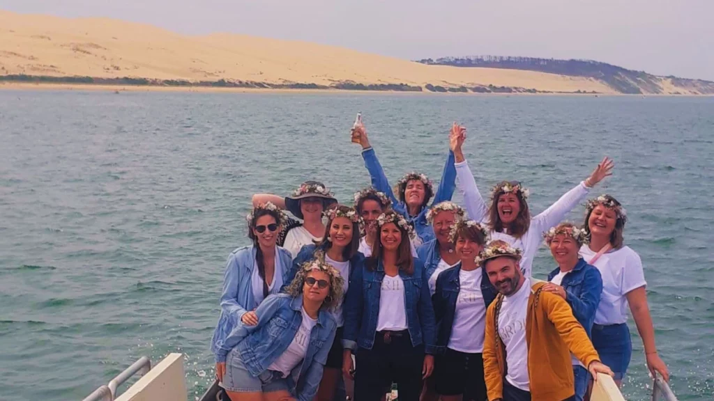 Groupe sur bateau devant dune du pyla - Arca Ferret balade en bateau - Bassin d'Arcachon